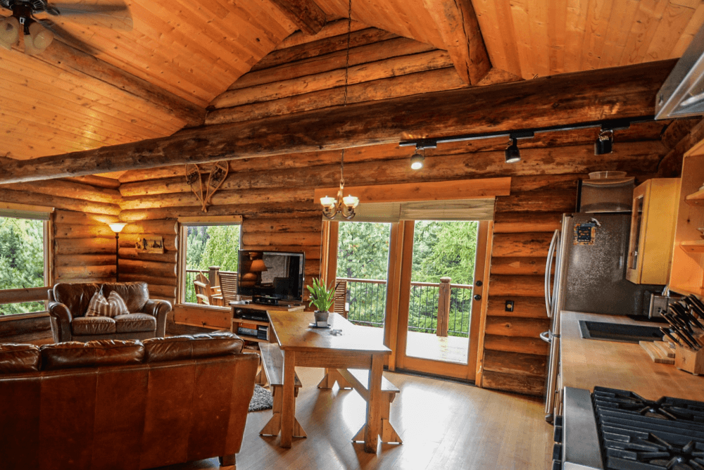 wnętrze domu z drewna