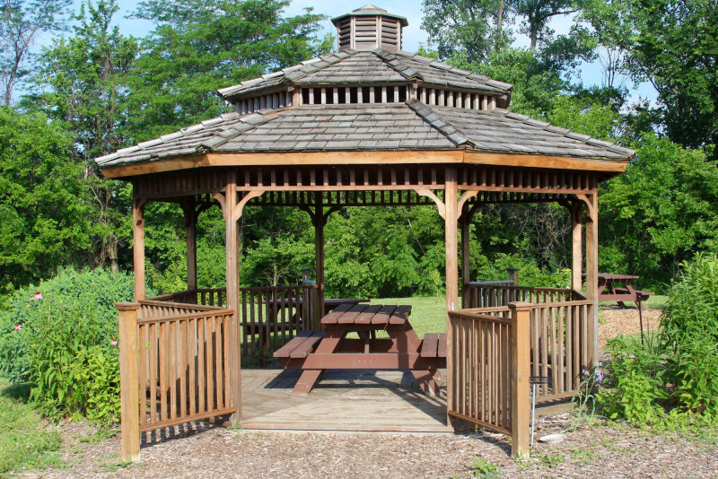 Czym pomalować altanę ogrodową drewnianą?